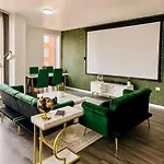 Luxury Cinema 2 Bed Centre Free Parking